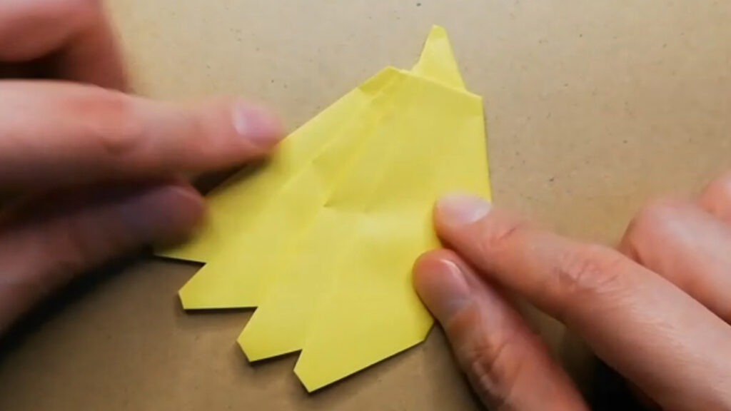 黄色の折り紙をバナナの形に折る