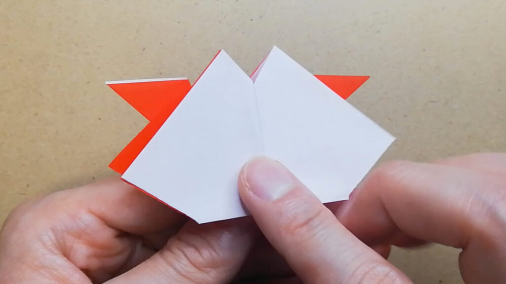 赤色の折り紙を折る