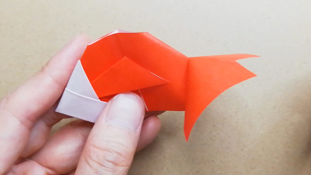 赤色の折り紙を折る
