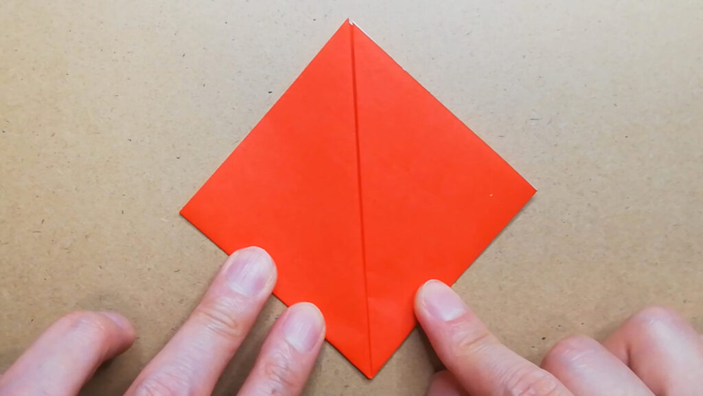 赤色の折り紙を折る