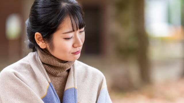 無表情な女性