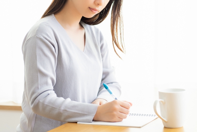 メモをする女性