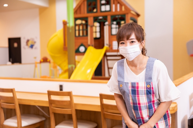 何かを見る女性の保育士