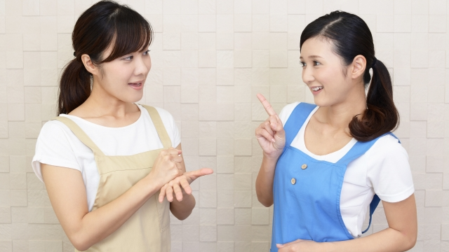 話し合う2人と女性保育士