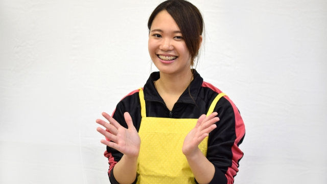 手拍子する保育士