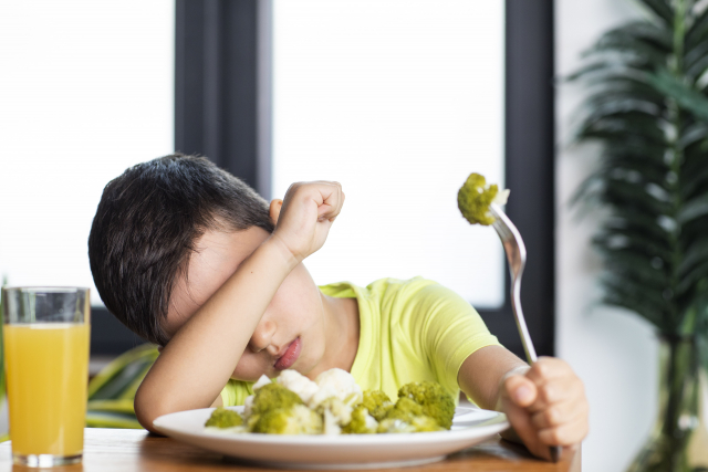 ブロッコリーを食べる子ども