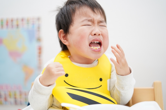 食事中に泣く子ども