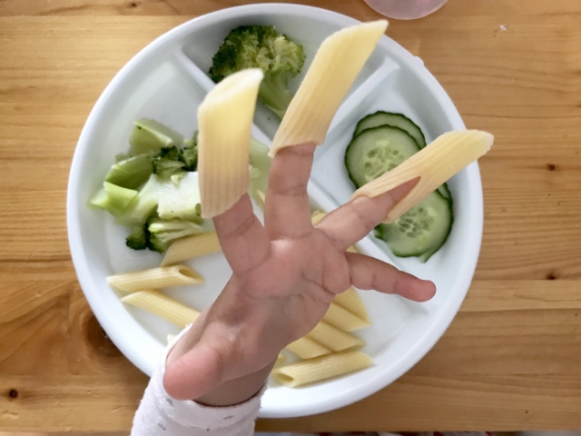 パスタを指に詰める