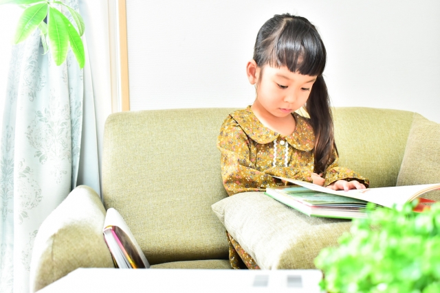 絵本読む子ども