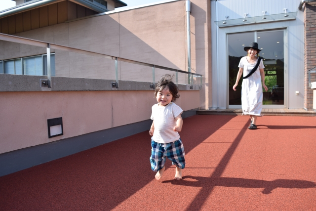 追いかけっこする親子