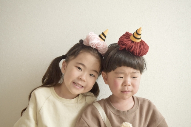 鬼のお面を被った子ども